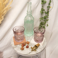 Load image into Gallery viewer, Glass Bottle Isolde with Glasses Ellerie Lavender on the Marble Coasters Moon White and Oceane Pink
