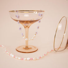 Afbeelding in Gallery-weergave laden, Necklace Flores Lilac Gold Pearl in a glass
