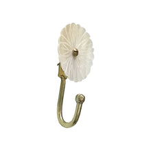 Afbeelding in Gallery-weergave laden, Wall Hook Daisy in Mother of Pearl
